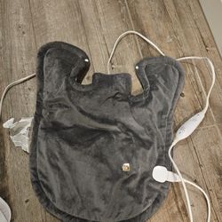 Heating pad for neck and shoulder