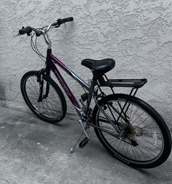 Trek  200 Navigator Hybrid. Bicycle