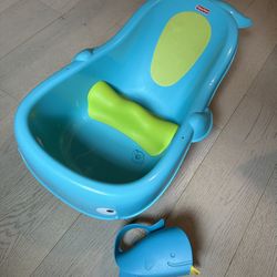Fisher Price Baby bath with Skip Hop Whale rinse cup