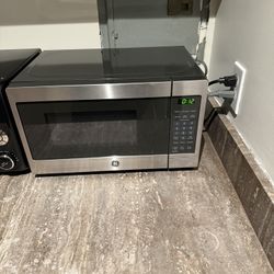 GE 0.7 cubic feet capacity countertop microwave oven