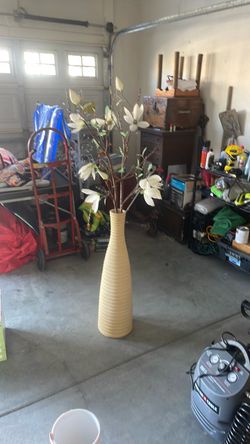 Ceramic vase with artificial flowers very good condition