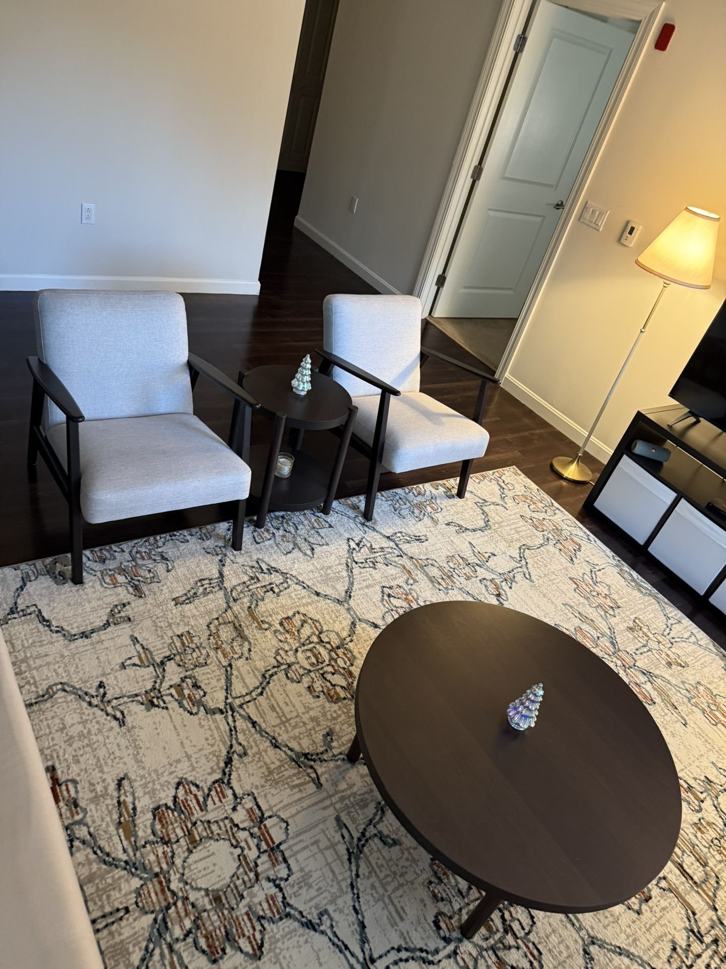 Elegant Arm Chairs With Side Table For Living Room