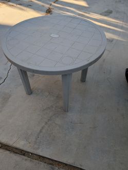 Round Plastic Patio Table with Umbrella Hole – Good Condition