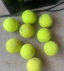 Jugs lite flite softballs (9)