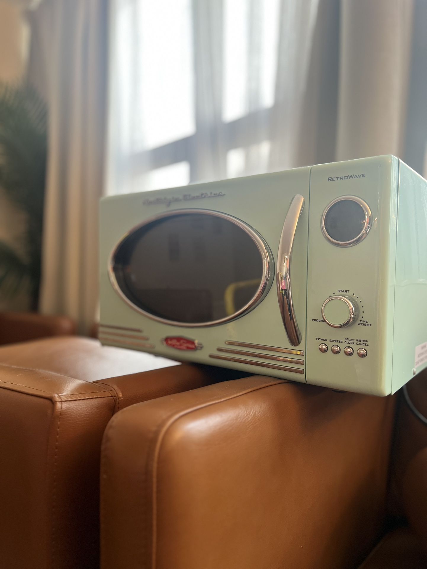  Nostalgia RetroWave Microwave Mint Color 
