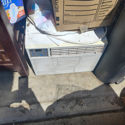 2 aires acondicionados trabajan muy vien