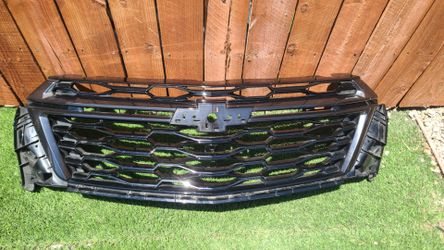 2022 - 2025 CHEVROLET TRAVERSE GRILLE GRILL USED OEM . NC1