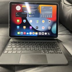 I Pad Gen 4 With Magic Key Boared 
