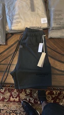 BLACK ESSENTIALS SHORTS fear of god