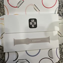 Apple Watch SE GPS, 44mm Starlight Aluminum Case with Starlight Sport Band - M/L Brand new 