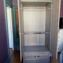 Beautiful Sleek Closet & Wardrobe (Hang Plenty Of Clothes)