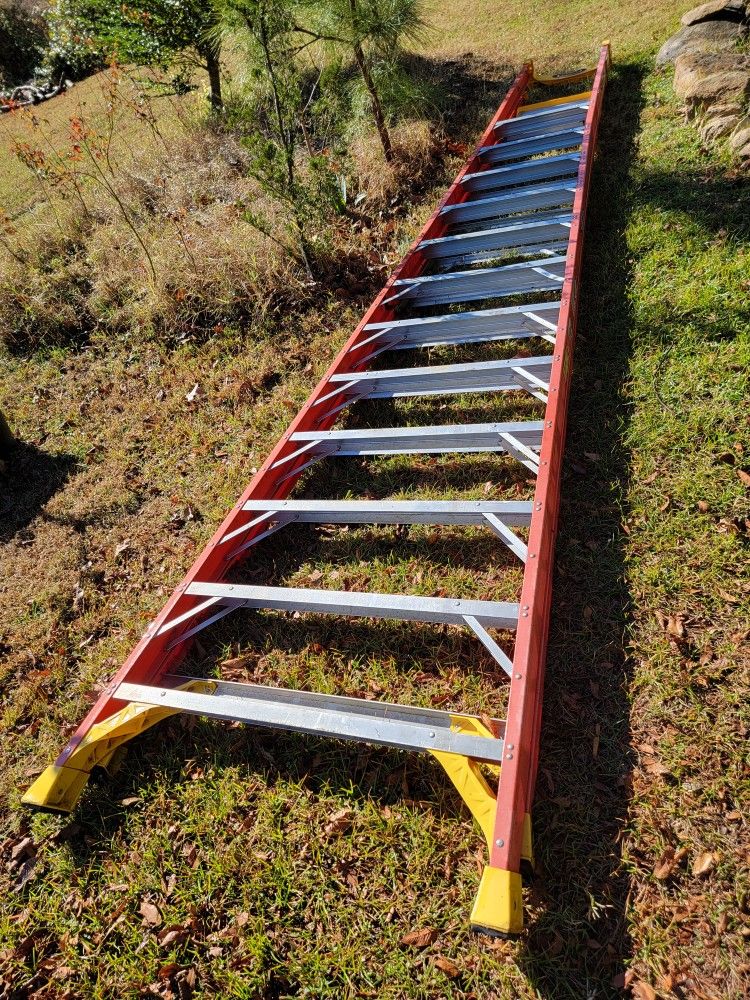 WERNER Podium Stepladder: 12 ft Ladder Size, Fiberglass, 300 lb Load Capacity