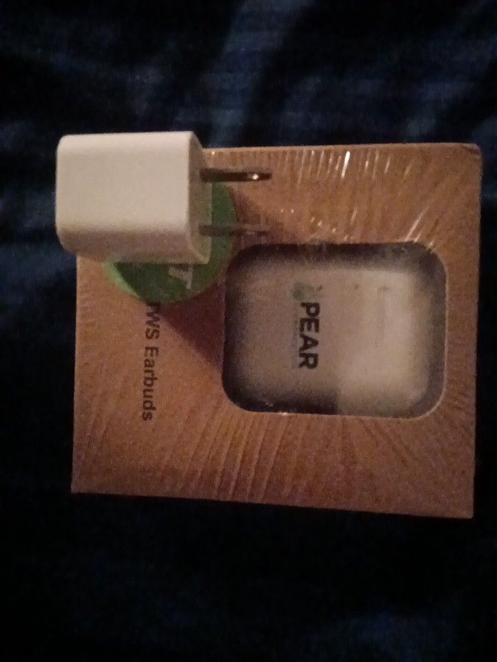 Pear Wireless Earbuds Very Similar To Apple Earbuds W/Real Apple Charger Block