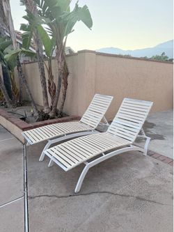 Adjustable reclining chaise lounge chair