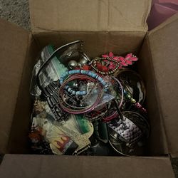 BOX OF JEWELRY/MOST WEARABLE