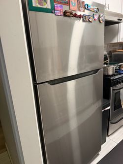 Insignia Stainless Steel Top-Freezer Refrigerator
