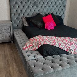 Que en bed with night stand