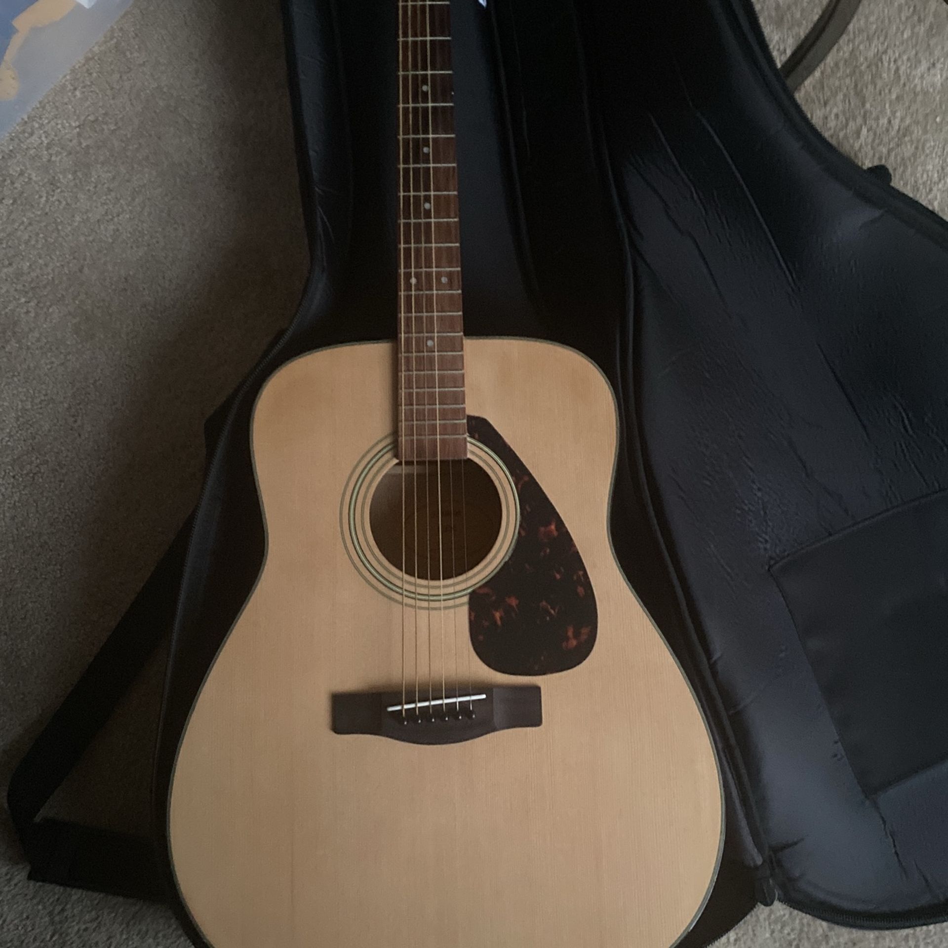 YAMAHA F600 Acoustic Guitar 