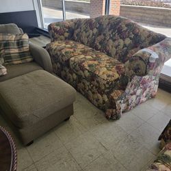 Son 2 Sofas Uno Grande Uno Para 2 Personas Y Una Butaca