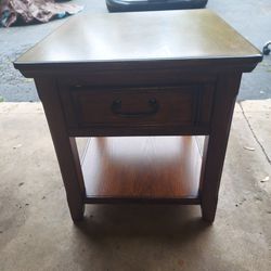 SOLID OAK WOOD TABLE/END TABLE 