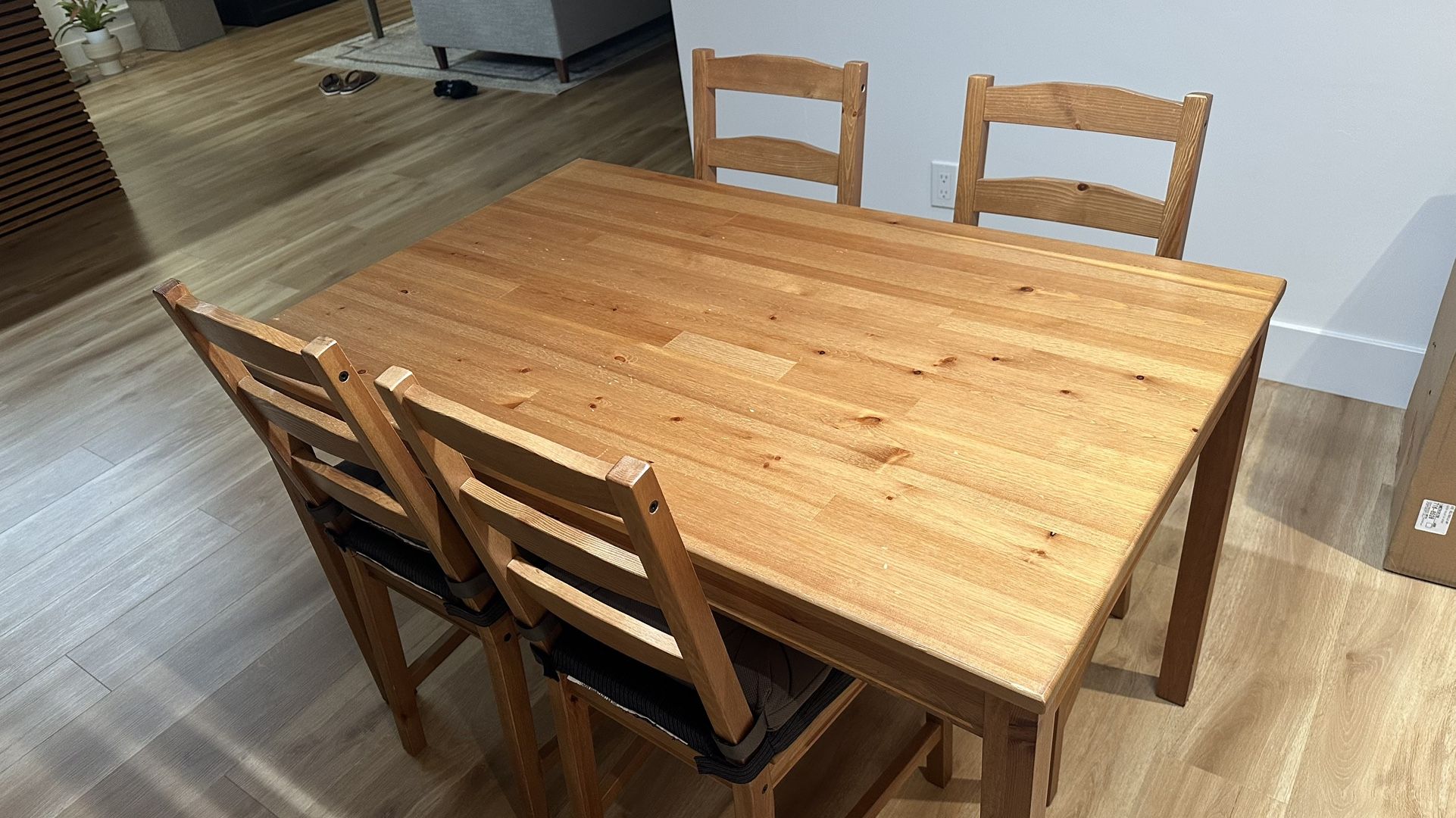 Dining table With 4 Chairs