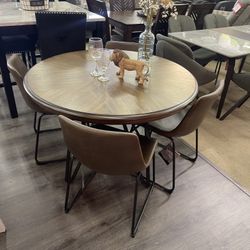 Centiar Brown Dining Room Set / 5pc  