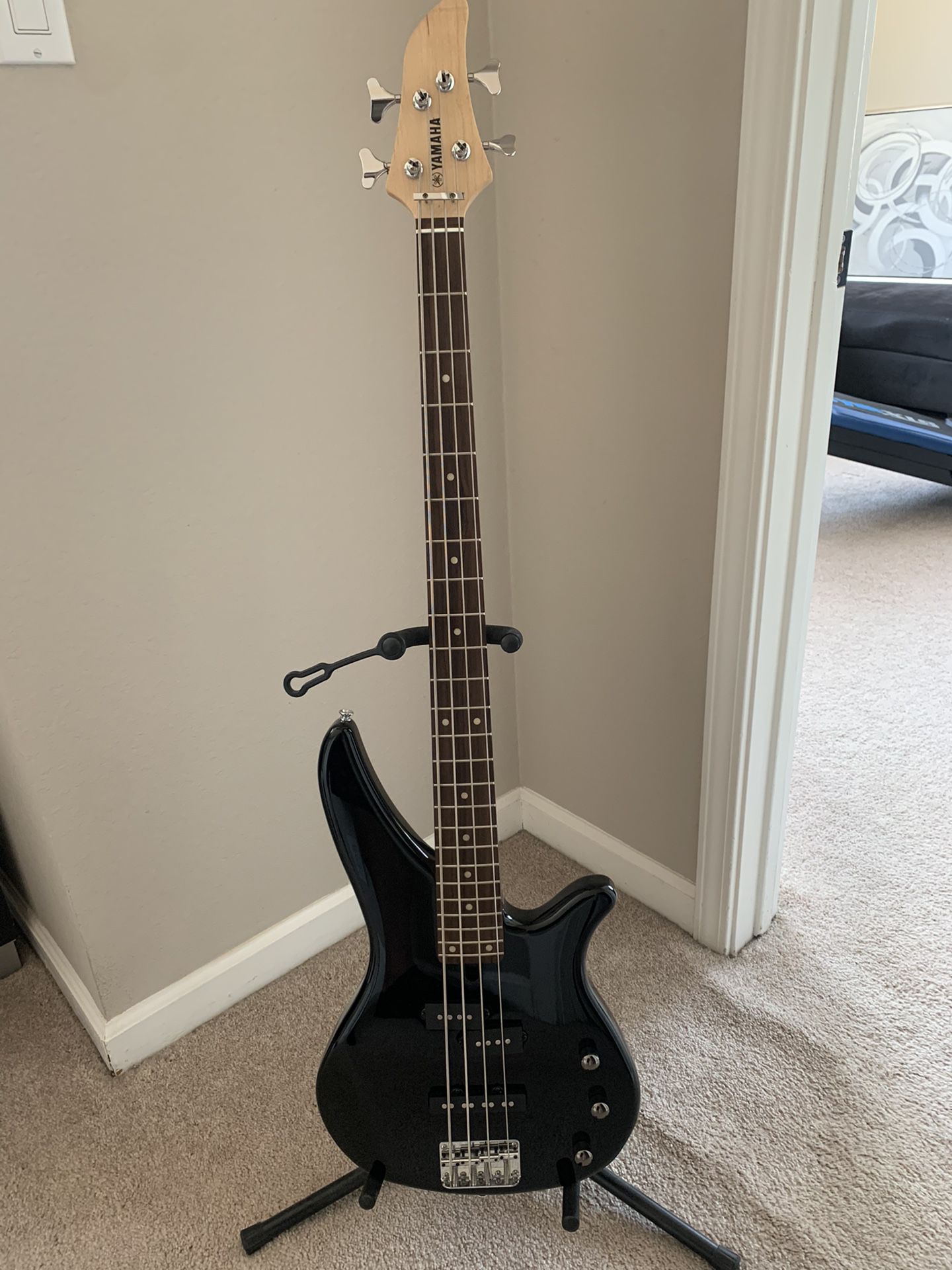Yamaha 4-String Electric Bass Guitar Black