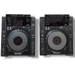 Pair Of Pioneer CDJ 900 Professional Turn Tables 
