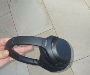 Sony WH-1000XM4  Wireless Headphones Good Condition
