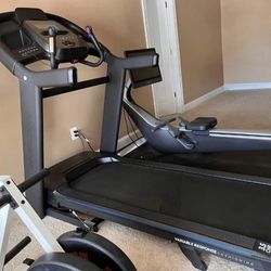 🏃‍♀️ Treadmill: Horizon 7.4 AT (Pick Up Only)