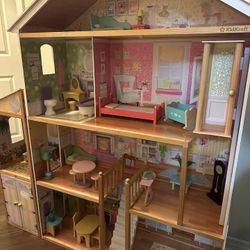 Dollhouse w/accessories (4ft tall)