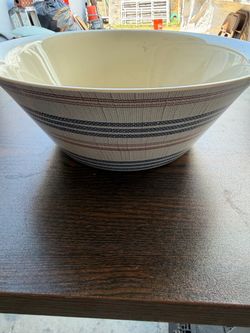 Main stay plastic striped serving bowls
