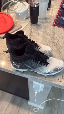 Boys sz 9 under armor football shoes. Good shape.