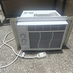 GE 115 Volt Room Air Conditioner - AEL05LXW1