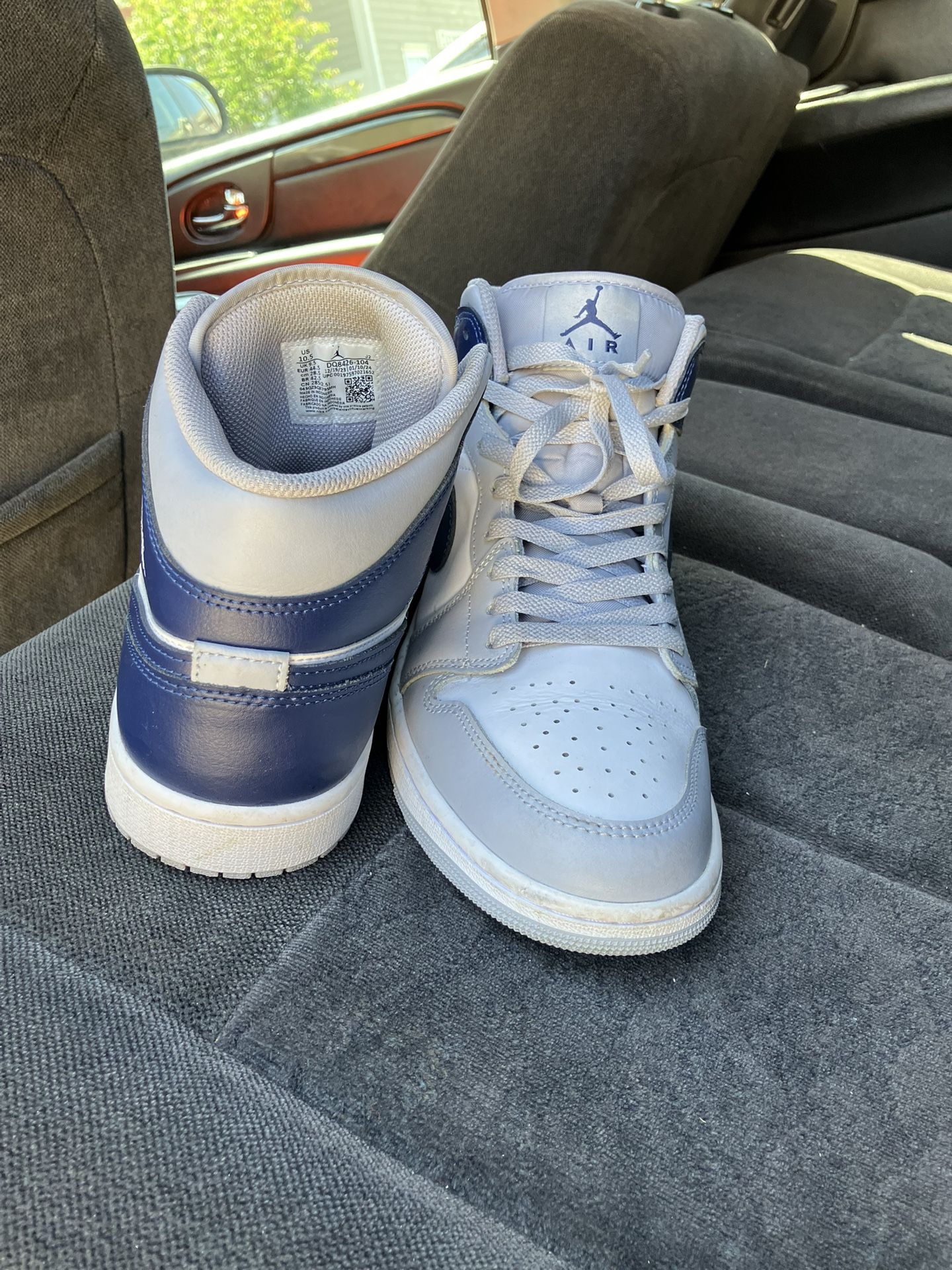 Air Jordan 1 Mid 'Wolf Grey Midnight Navy'