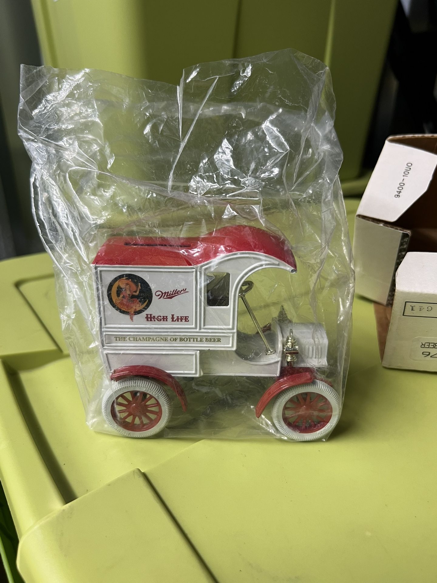 ERTL DIE-CAST 1905 DELIVERY CAR BANKE "MILLER HIGH LIFE" 1:25 #9276