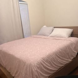 Queen Bed/ Mattress/ Boxspring 