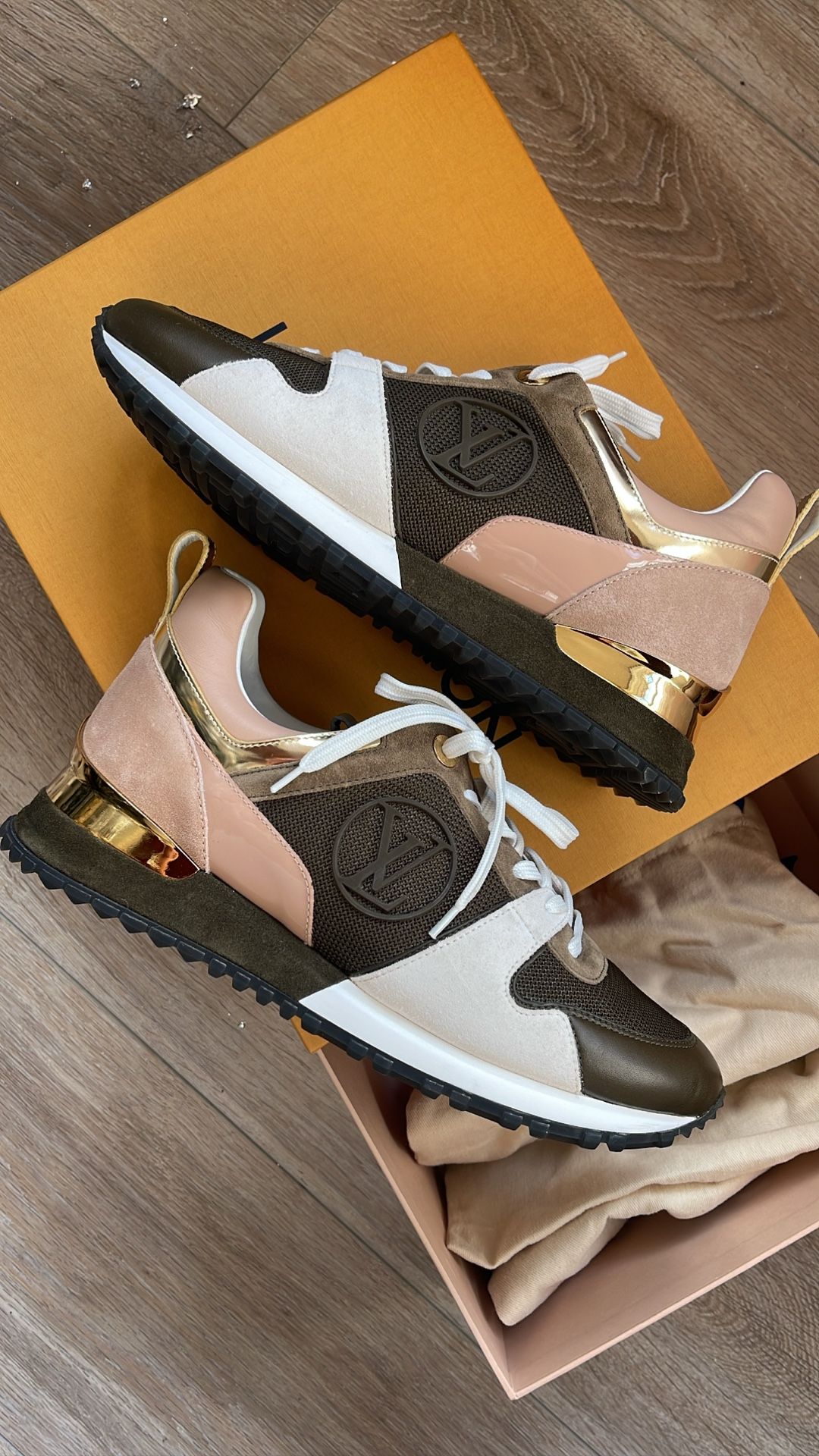 LOUIS VUITTON Run Away Sneaker Brown. Size 8