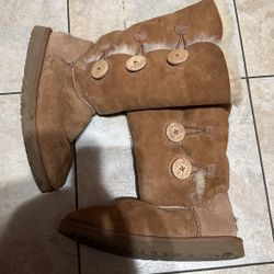 Woman Uggs Size 6 