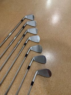 Srixon zx7 irons (7 clubs; 5-9i, PW, and GW)