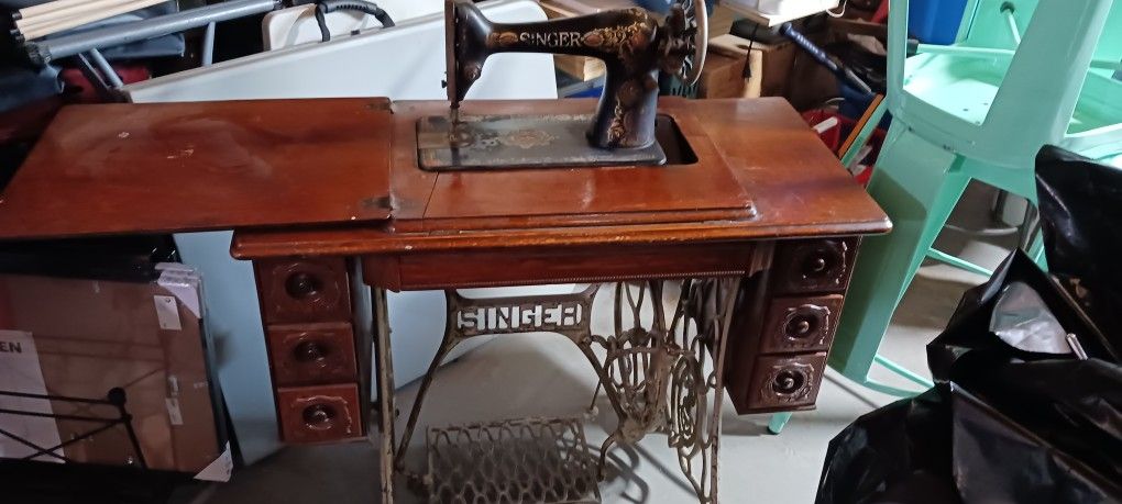 Antique Singer Sewing Machine In Cabinet