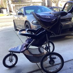 Jogging stroller very good condition easy to fold in curry