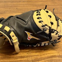 Like New 33.5in Catchers Mitt Right Handed