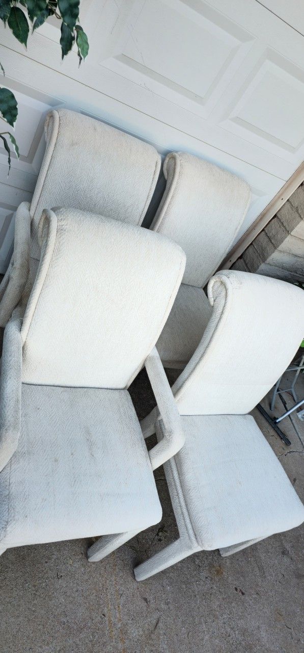 ** 4 Beatiful Upholtered Dining Chairs **