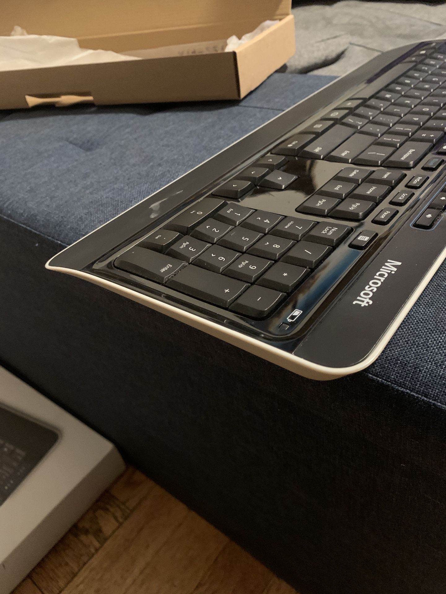 New listing!! Microsoft Wireless 3050 Desktop Keyboard 
