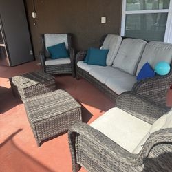 Outdoor Patio Furniture Set – Like New!