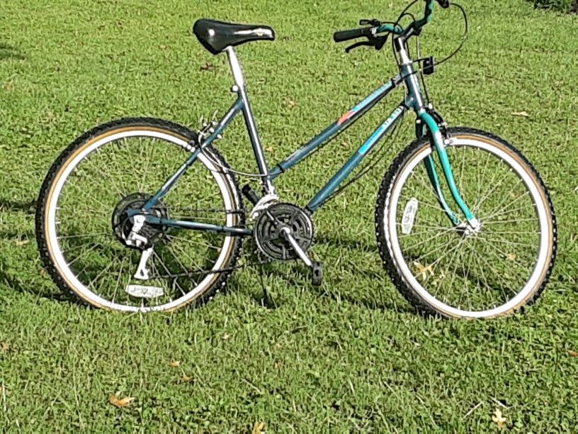 Classic Hybird Comfort ...... MADE IN THE USA .... Diamondback  L Frame ....26 Tires
