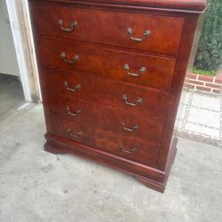 BONITA CAJONERA GRANDE DE MADERA SOLIDA  EN COLOR CHERRY OSCURO CON 5 CAJONES USADA BUENA CONDICIÓN 