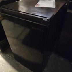 BLACK MINI REFRIGERATOR.....3.3 CU....NEW ....TRAY INSIDE IS LITTLE CRACKED.....$ 70