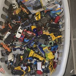 HOTWHEELS CAR LOT. Over 30lbs more than 200 cars easily